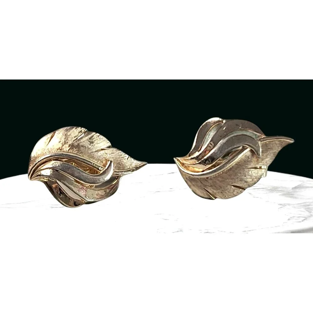 Vintage Crown Trifari 10k Gold Plated Leaf Clip Earrings Signed